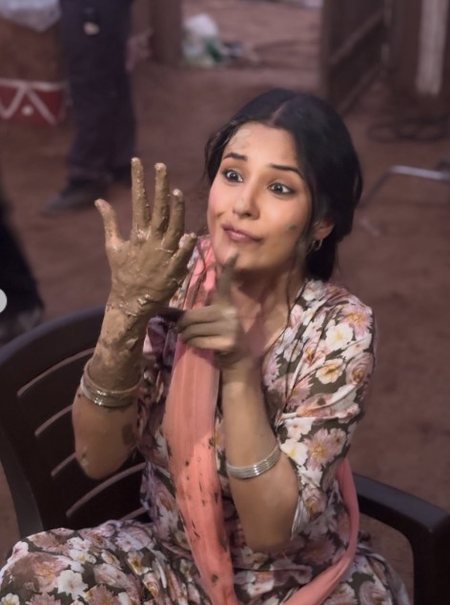 शहनाज गिल ने फिल्म इक्क कुड़ी के सेट से मजेदार तस्वीरें कींं शेयर