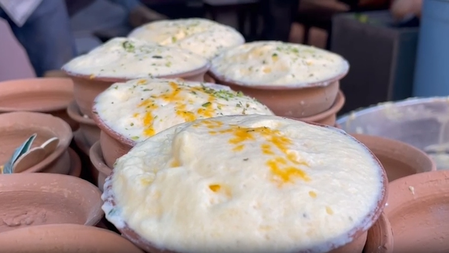 गुलाबी ठंड की शुरुआत होते ही वाराणसी में मलइयो खाने पहुंच रहे लोग, क्या है इसकी खासियत?