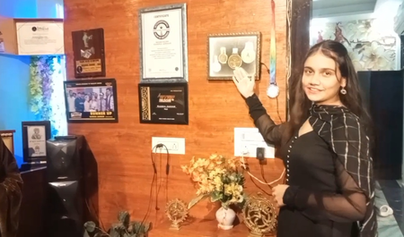 अलीगढ़ की फायर गर्ल गनिका जाखड़ ने आग लगाकर किया डांस, बनाया इंटरनेशनल रिकॉर्ड