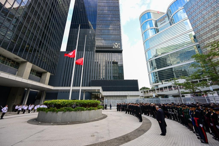 हांगकांग में राष्ट्रीय झंडे को आधा झुकाकर शोक जताया गया