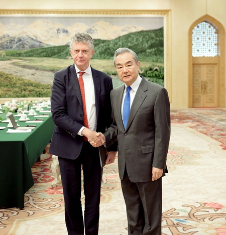 वांग यी ने ब्रिटेन के प्रधानमंत्री के राष्ट्रीय सुरक्षा सलाहकार जोनाथन पॉवेल से मुलाकात की