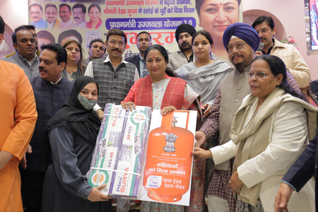 दिल्ली की सीएम रेखा गुप्ता ने मुफ्त उज्ज्वला रसोई गैस सिलेंडर वितरित किए दिल्ली की सीएम रेखा गुप्ता ने मुफ्त उज्ज्वला रसोई गैस सिलेंडर वितरित किए