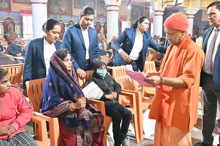 अगर कोई गरीब की जमीन पर कब्जा करे तो उसे ठीक से सबक सिखाया जाए, योगी आदित्यनाथ ने दिए निर्देश