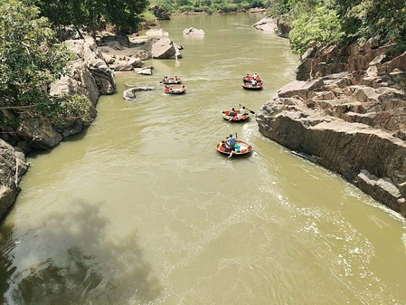 Unregistered coracle operators putting tourists at 'risk' in TN's Hogenakkal