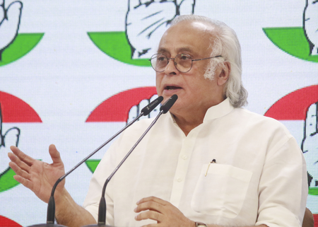 सोनिया-राहुल पर एफआईआर का विरोध, जयराम रमेश बोले-डराने की कोशिश कर रही केंद्र सरकार