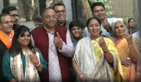 दिल्ली एमसीडी उपचुनाव मुख्यमंत्री रेखा गुप्ता ने किया मतदान, भाजपा का दावा- सभी 12 सीटें जीतेंगे