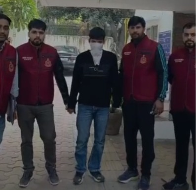 दिल्ली  आली विहार में पीठ में चाकू घोंपने वाला शातिर अपराधी गिरफ्तार