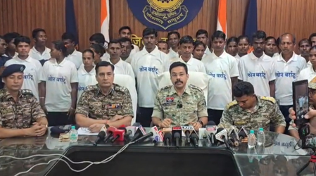 छत्तीसगढ़  65 लाख के 27 इनामी सहित 37 नक्सलियों ने किया आत्मसमर्पण