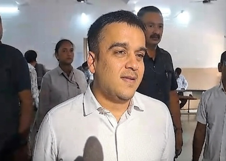 बीएलओ लोकशाही को मजबूत करने के असली हीरो हर्ष सांघवी बीएलओ लोकशाही को मजबूत करने के असली हीरो हर्ष सांघवी