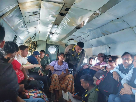 चक्रवात ‘दितवाह’ भारतीय वायुसेना ने श्रीलंका में फंसे कई देशों के नागरिकों को निकाला चक्रवात ‘दितवाह’ भारतीय वायुसेना ने श्रीलंका में फंसे कई देशों के नागरिकों को निकाला