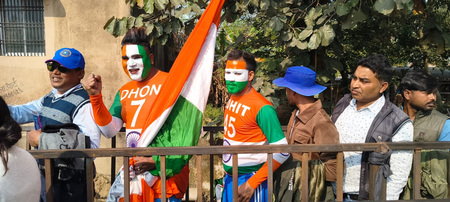 धोनी के शहर में कोहली का जादू, रांची वनडे में मचा धमाल, सुरक्षा तोड़ फैन ने किया दंडवत