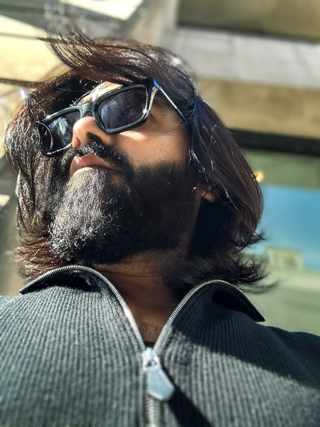 <div>Silambarasan reveals his latest look in response to fans' request   </div>