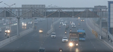 दिल्ली-एनसीआर में हल्की हवा से मिली मामूली राहत फिर भी एक्यूआई खतरनाक स्तर पर