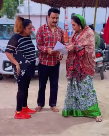 ‘यूपी वाली-बिहार वाली’ की शूटिंग पूरी, रानी चटर्जी बोलीं- हर फिल्म सेट पर मां को साथ लाती हूं