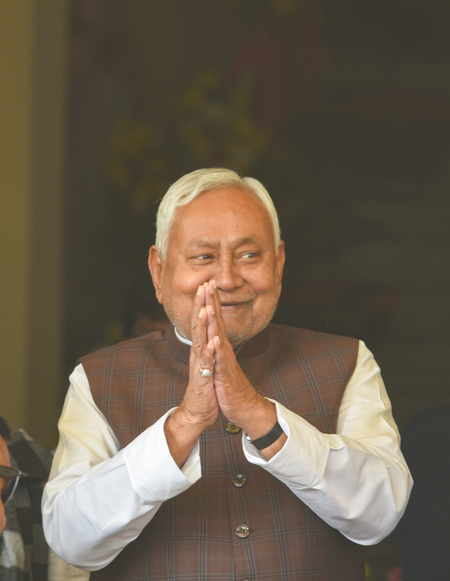 बिहार के मुख्यमंत्री नीतीश कुमार ने जदयू के कोष में दिया अपना एक माह का वेतन बिहार के मुख्यमंत्री नीतीश कुमार ने जदयू के कोष में दिया अपना एक माह का वेतन