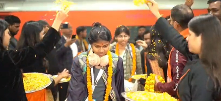 उत्तर प्रदेश काशी तमिल संगमम के चौथे संस्करण में तमिलनाडु से आए छात्रों का रेलवे स्टेशन पर हुआ स्वागत उत्तर प्रदेश काशी तमिल संगमम के चौथे संस्करण में तमिलनाडु से आए छात्रों का रेलवे स्टेशन पर हुआ स्वागत