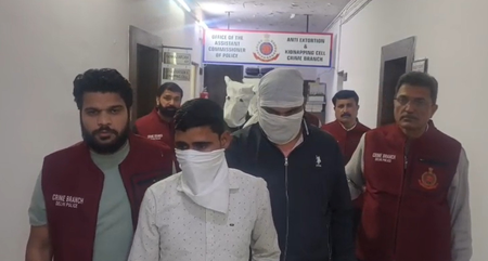 दिल्ली आईजीआई एयरपोर्ट से पांच आरोपी गिरफ्तार, ट्रेनों में यात्रा के दौरान करते थे चोरी