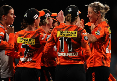 डब्ल्यूबीबीएल 2025 कप्तान सोफी डिवाइन का ऑलराउंडर प्रदर्शन, पर्थ स्कॉर्चर्स की 5वीं जीत डब्ल्यूबीबीएल 2025 कप्तान सोफी डिवाइन का ऑलराउंडर प्रदर्शन, पर्थ स्कॉर्चर्स की 5वीं जीत