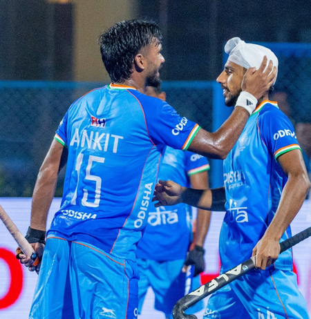 मेंस जूनियर वर्ल्ड कप 2025 भारत ने स्विट्जरलैंड को 5-0 से रौंदा, क्वार्टर फाइनल में बेल्जियम से होगा सामना मेंस जूनियर वर्ल्ड कप 2025 भारत ने स्विट्जरलैंड को 5-0 से रौंदा, क्वार्टर फाइनल में बेल्जियम से होगा सामना