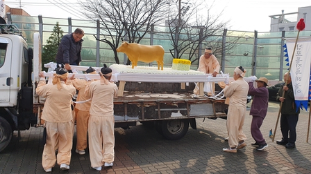 <div>'Bull of peace' laid to rest in South Korea after drifting from North Korea in 1996 flood</div>