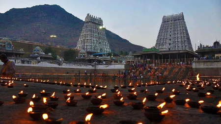 Grand Mahadeepam festival in TN's Tiruvannamalai, lakhs of devotees converge