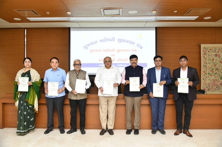 गुजरात  सीएम भूपेंद्र पटेल को सौंपी गई प्रशासनिक सुधार आयोग की छठी रिपोर्ट