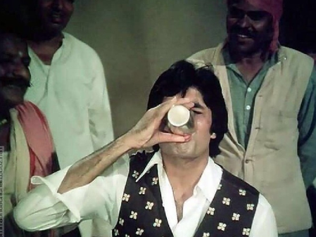 आसान नहीं था पान बनारस वाला गाना शूट करना, जल गया था अमिताभ बच्चन का मुंह