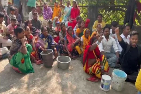 गिरिडीह में जल संकट पर फूटा आक्रोश, खाली बर्तन बजाकर नगर निगम के खिलाफ प्रदर्शन