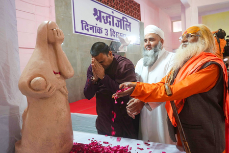 भोपाल त्रासदी में यात्रियों की जान बचाते कई रेल कर्मियों ने गंवाई थी जान भोपाल त्रासदी में यात्रियों की जान बचाते कई रेल कर्मियों ने गंवाई थी जान