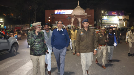 6 दिसंबर को लेकर मथुरा में हाई अलर्ट, डीएम-एसएसपी ने भारी फोर्स के साथ किया फ्लैग मार्च