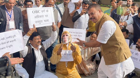 मध्य प्रदेश  भोपाल में कांग्रेस का प्रदर्शन, बंदर के हाथ में उस्तरा के साथ जताया विरोध