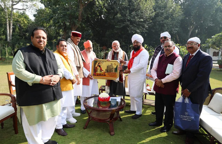 सचखंड डेरा बल्ला के प्रमुख संत निरंजन दास महाराज ने पीएम मोदी से की मुलाकात