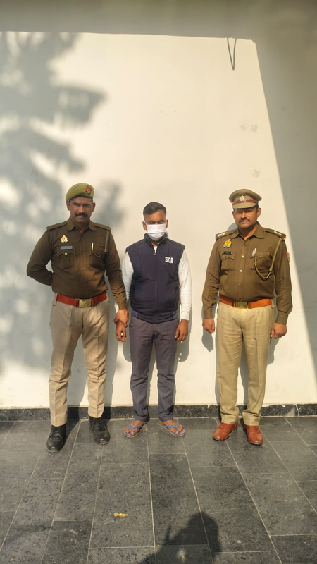 नोएडा में सौतेले पिता ने दो मासूम बच्चों को नाले में फेंका, राहगीरों की सूझबूझ से बची जान