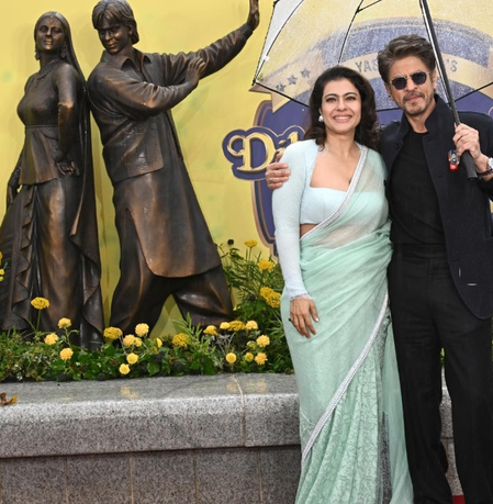 लंदन के ‘सीन्स इन द स्क्वायर’ में शाहरुख-काजोल का स्टैच्यू, सिमरन संग पोज देते दिखे राज