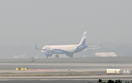 दिल्ली एयरपोर्ट ने यात्रियों के लिए जारी की एडवाइजरी, इंडिगो सीईओ बोले-समय पर उड़ानें शुरू करना मुश्किल