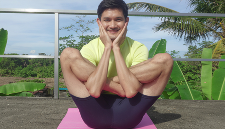 गर्भासन से मजबूत करें कलाई, कंधे और रीढ़ की हड्डी, जानें सही विधि