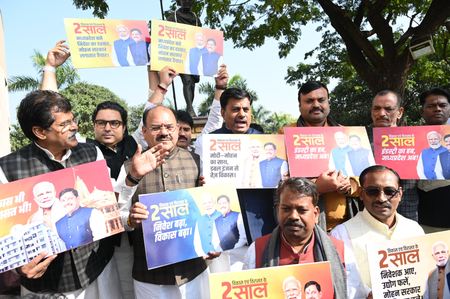 मध्य प्रदेश विधानसभा में भाजपा विधायक पहुंचे विकास और विरासत के दो साल के पोस्टर के साथ