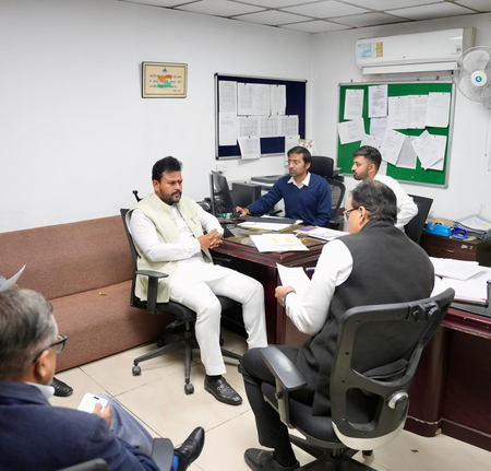 इंडिगो संकट के बीच केंद्रीय मंत्री राम मोहन नायडू ने किया कंट्रोल रूम का दौरा