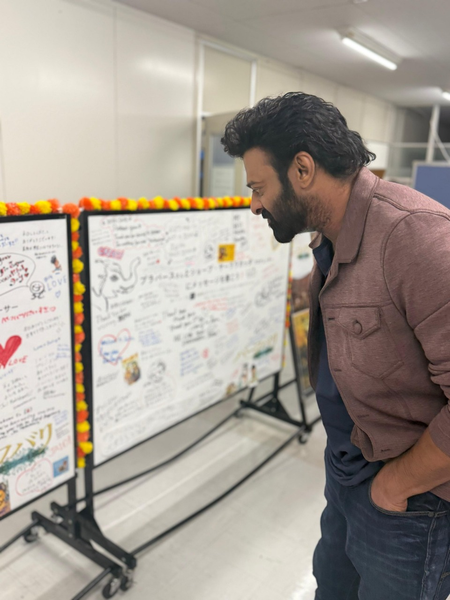 <div>Prabhas attends his 'Baahubali: The Epic' special screening in Japan</div>