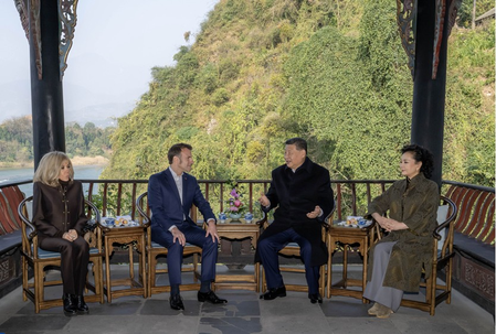 शी चिनफिंग ने फ्रांसीसी राष्ट्रपति के साथ छंगतु में मैत्रीपूर्ण आदान-प्रदान किया