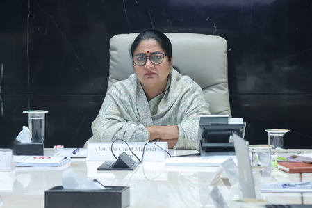 दिल्ली में प्रदूषण के खिलाफ युद्ध, मेट्रो को बनना होगा मॉडल एजेंसी सीएम रेखा गुप्ता