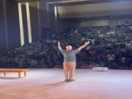 तालियों की गड़गड़ाहट से दर्शकों ने लुटाया अनुपम खेर पर प्यार, मंच से अभिनेता की एक्टिंग ने किया मोहित