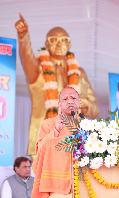 बाबा साहेब की मूर्ति के किनारे बनाए जाएंगे बाउंड्रीवाल व लगाए जाएंगे छत्र : सीएम योगी