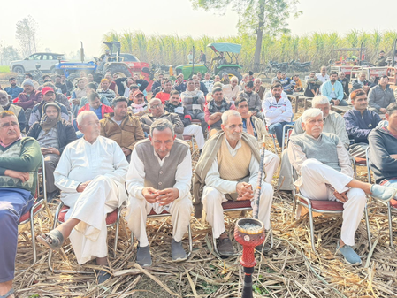 खेतों में लगाई चौपाल, योगी सरकार के कारण किसानों के जीवन में हुई उन्नति पर की गई चर्चा