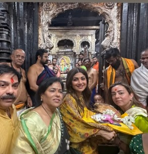 <div>Shilpa Shetty feels 'blessed' after visiting the holy shrine of Goddess Lakshmi in Kolhapur</div>