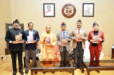 मुख्यमंत्री योगी ने सशस्त्र सेना झंडा दिवस पर फ्लैग पिन और स्मारिका का किया विमोचन