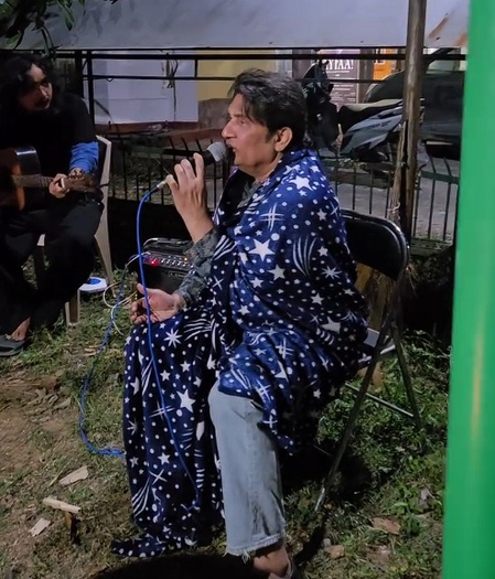 <div>Shekhar Suman leaves anyone stunned with his beautiful rendition of Kishore Kumar's 'Zindagi Ka Safar'</div>