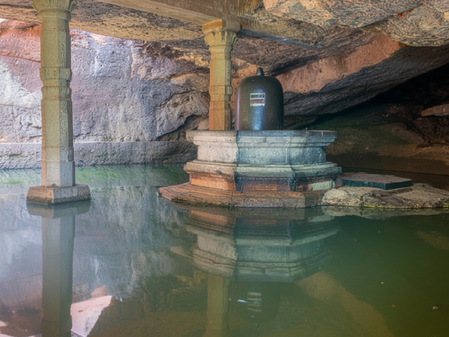 केदारेश्वर गुफा मंदिर दुनिया के अंत का प्रतीक, यहां कलयुग का आखिरी स्तंभ भी मौजूद केदारेश्वर गुफा मंदिर दुनिया के अंत का प्रतीक, यहां कलयुग का आखिरी स्तंभ भी मौजूद