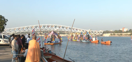 अहमदाबाद में बीएपीएस प्रमुख वरणी अमृत महोत्सव का भव्य आयोजन, देश-विदेश से उमड़े भक्त अहमदाबाद में बीएपीएस प्रमुख वरणी अमृत महोत्सव का भव्य आयोजन, देश-विदेश से उमड़े भक्त