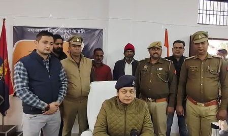 फर्रुखाबाद चोरी के आरोप में दो लोग गिरफ्तार, तमंचा और कारतूस बरामद फर्रुखाबाद चोरी के आरोप में दो लोग गिरफ्तार, तमंचा और कारतूस बरामद